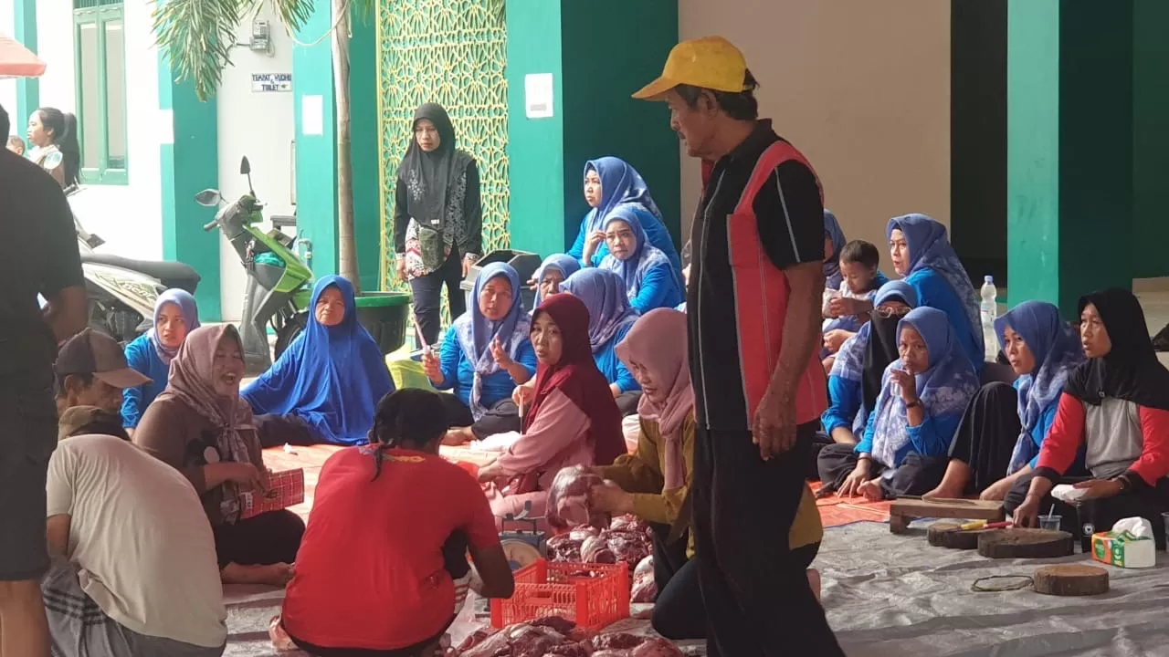 KEBERSAMAAN: Proses pembagian daging  kurban sebelum disebar. PW KBB-KT menggelar pemotongan hewan kurban di dua masjid di Samarinda, Sabtu, 7 Juni 2025. (ISTIMEWA)