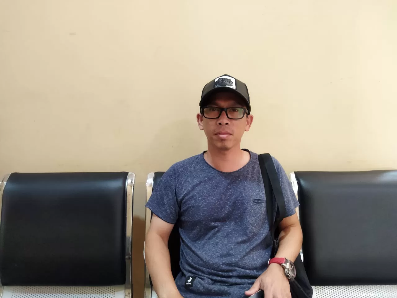 Kepala Desa Muara Muntai Ilir, Arifadin Nur usai melapor ke Polres Kukar mengenai kasus penganiayaan yang dialaminya (Istimewa)  