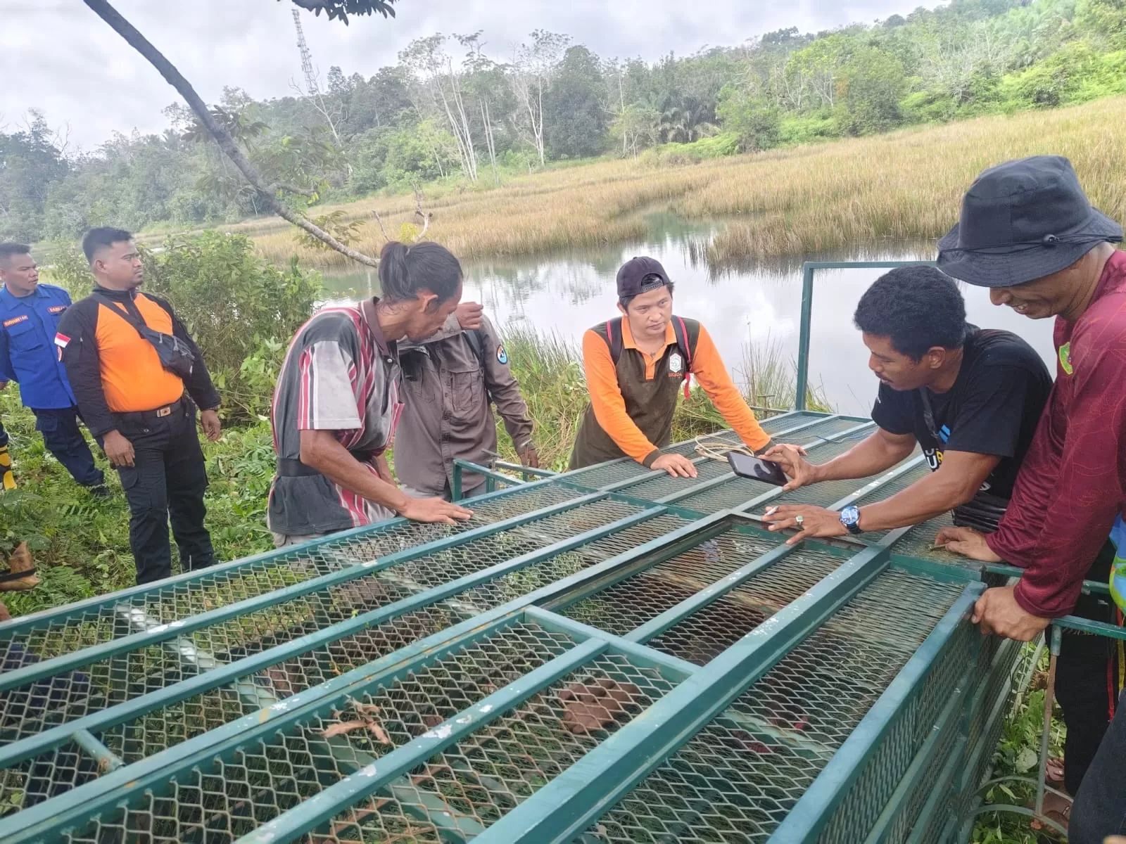 JEBAKAN: Perangkat jebakan buaya milik BKSDA Kaltim selesai dirakit dan diletakkan di dalam kolam di Kelurahan Gersik, Kecamatan Penajam, PPU.  (ISTIMEWA)