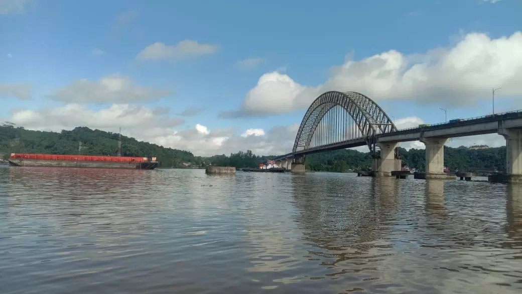 Jembatan Mahulu yang tampak beberapa fendernya sudah tenggelam dan rusak.