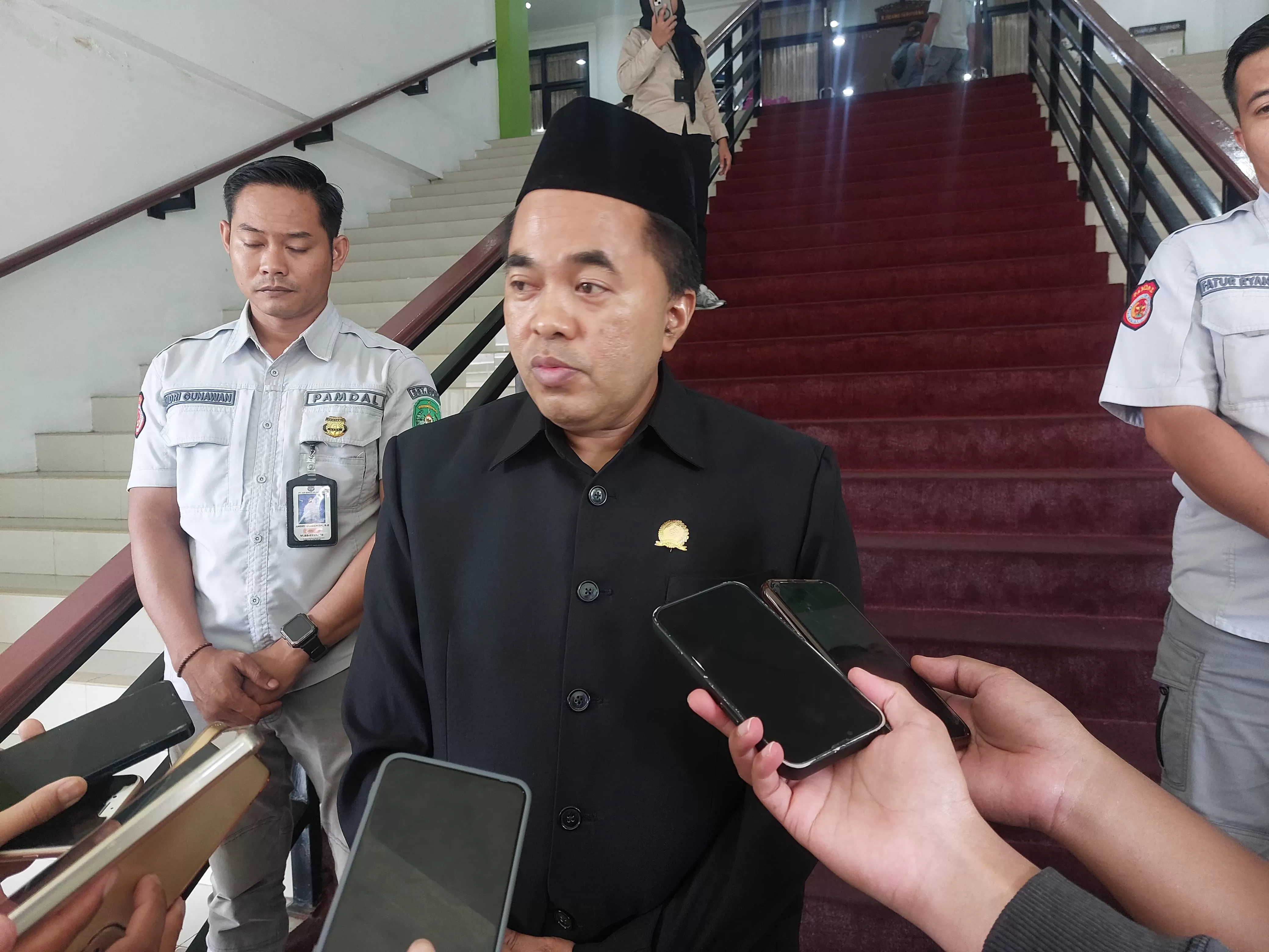 Ketua DPRD Kukar Ahmad Yani ditemui awak media usai rapat paripurna pengumuman usul pemberhentian Bupati Wakil Bupati masa jabatan 2021-2026 (Elmo/Prokal.co)  