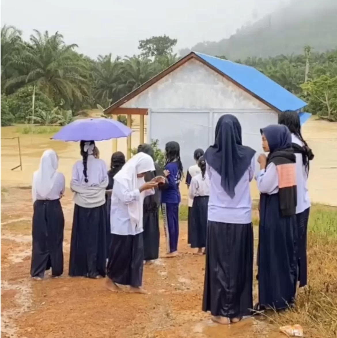 DITERJANG BANJIR: Beberapa sekolah di Berau terdampak banjir yang cukup parah beberapa waktu lalu, salah satunya SMP 6 Kelay.  (WARGA UNTUK BERAU POST)