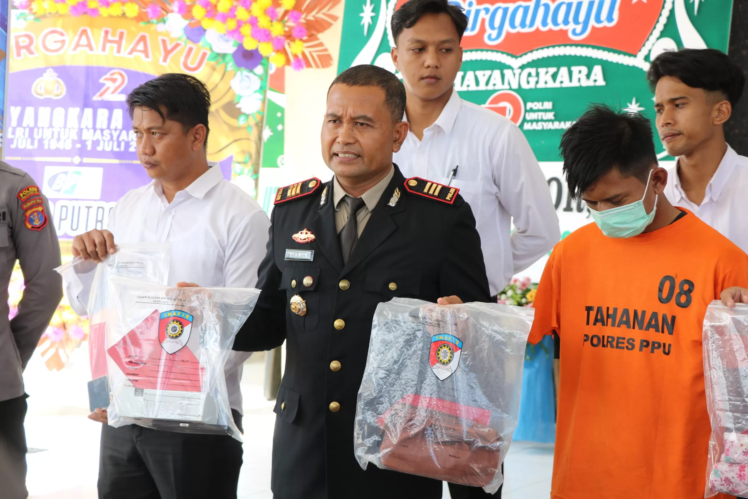 TAK BERKUTIK: Kasatreskrim Polres PPU, AKP Dian Kusnawan, menunjukkan barang bukti dan tersangka kasus pembunuhan di Sepaku, PPU yang berhasil ditangkap di Cianjur, Jawa Barat, Selasa, 1 Juli 2025. (ISTIMEWA)