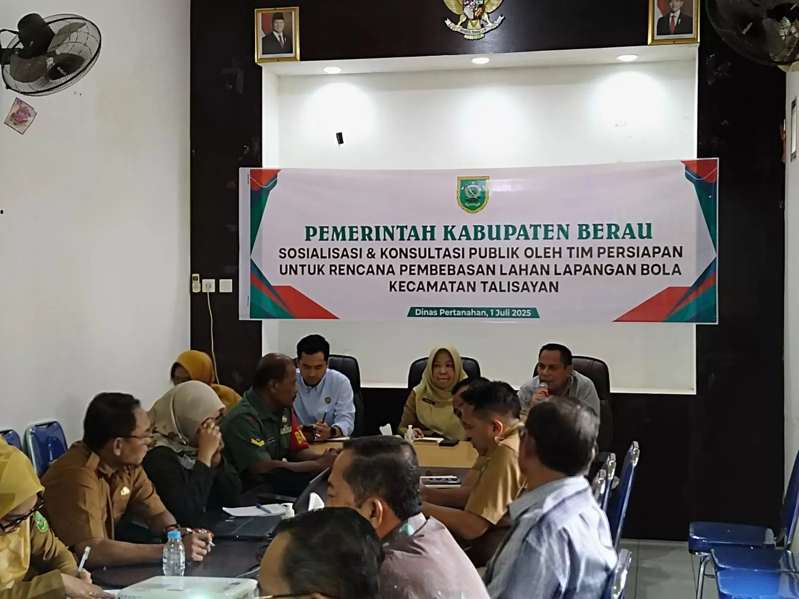 PEMBEBASAN LAHAN: Rapat sosialisasi dan konsultasi publik, soal rencana pembangunan Lapangan Sepak Bola Talisayan yang dipimpin jajaran Dinas Pertanahan Berau. (SENO/BERAU POST)