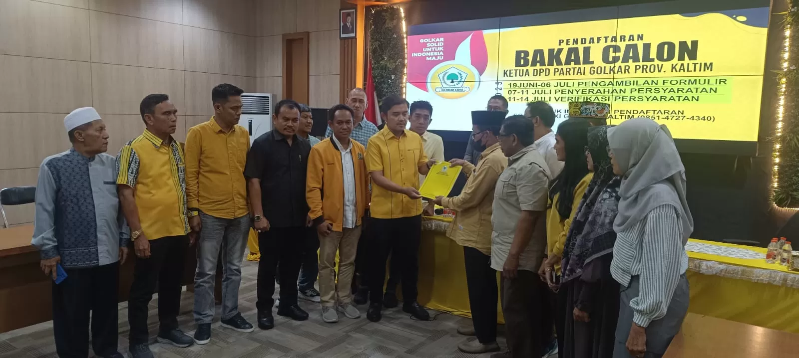 dr Andi Satya Adi Saputra dari tim Rudy Mas'ud mengembalikan formulir pendaftaran calon Ketua DPD Golkar Kaltim.