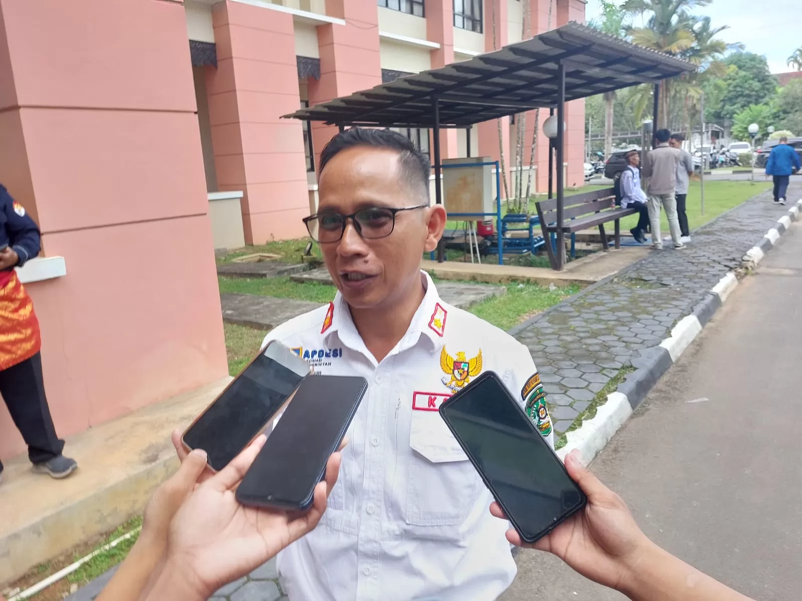 Kepala Desa Suka Maju, Kuswara (Elmo/Prokal.co)  