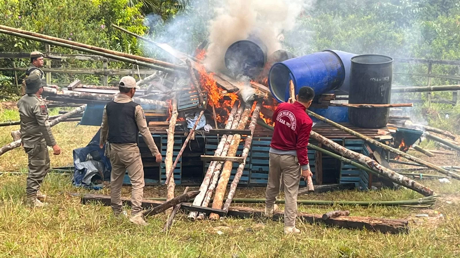 DITERTIBKAN: Tim gabungan saat membakar barang bukti yang diduga dipakai untuk judi sabung ayam di Desa Girimukti, Kecamatan Penajam, PPU. (ISTIMEWA)
