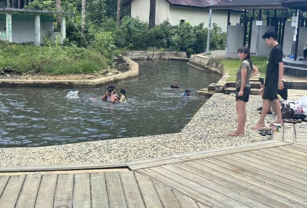 TINGKATKAN KENYAMANAN: Disbudpar Berau membenahi fasilitas Wisata Air Panas Pemapak Bapinang di Kecamatan Biatan, untuk meningkatkan kenyamanan pengunjung.  (SENO/BERAU POST)