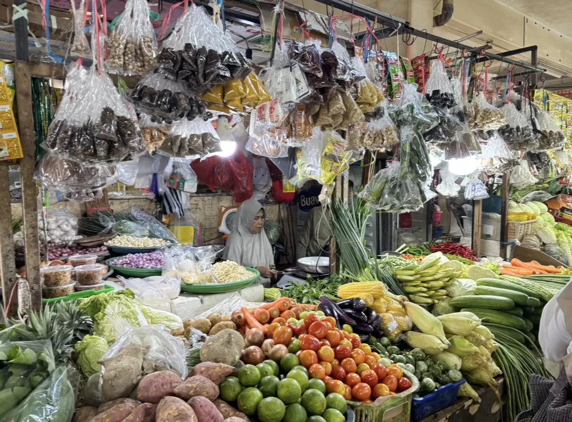 PENGARUHI INFLASI: Meningkatnya pasokan sayuran dari petani lokal maupun luar daerah menyebabkan harga sayur, terutama bayam, mengalami penurunan di Kabupaten Berau. (IZZA/BERAU POST)