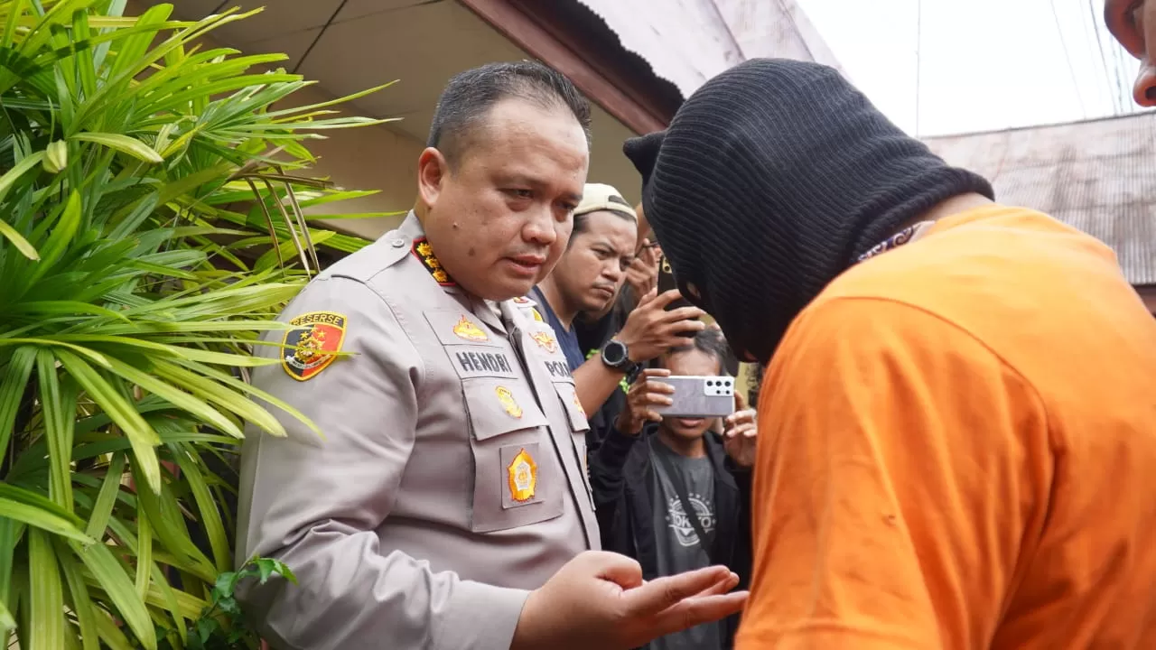 Tersangka diinterogasi oleh Kapolresta Samarinda Kombes Pol. Hendri Umar.