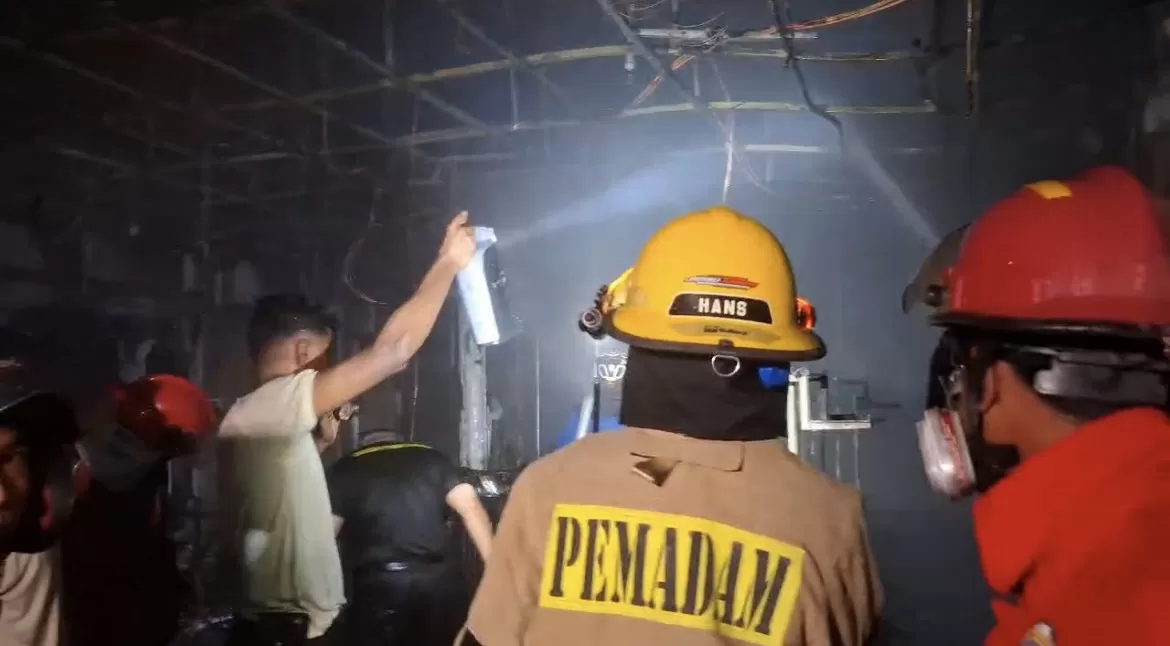KEBAKARAN KEDUA: Proses pendinginan oleh aparat gabungan di BIG Mall Samarinda, Kamis, 17 Juli 2025. (ISTIMEWA)