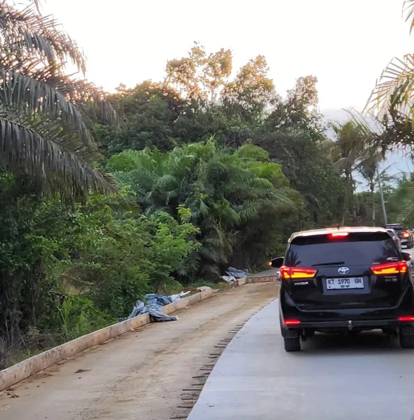 DIBANGUN BERTAHAP: Pemprov Kaltim melakukan peningkatan infrastruktur jalan provinsi di sejumlah titik di Kabupaten Berau.  (SENO/BERAU POST)