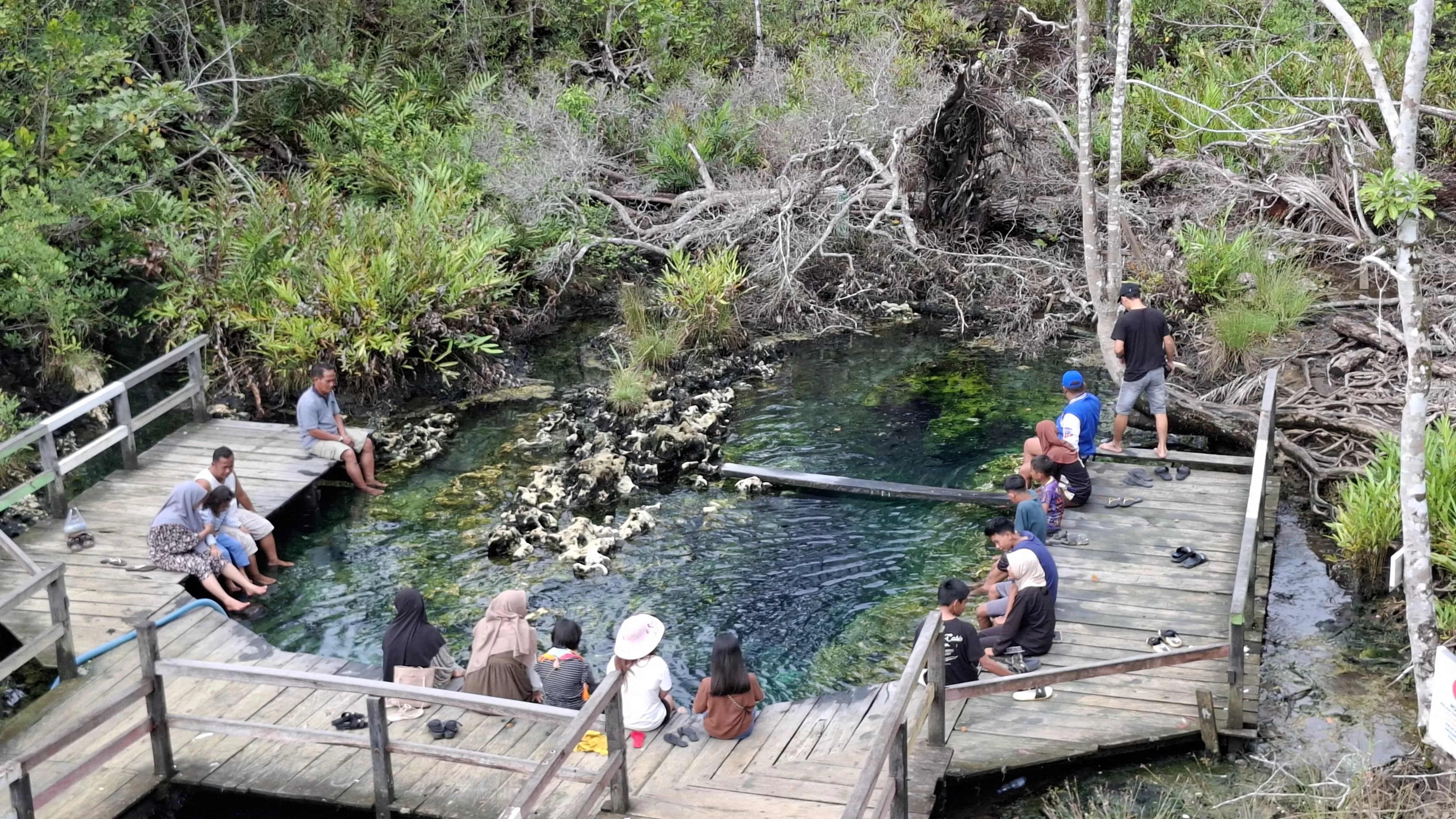 ILUSTRASI: Destinasi wisata air panas salah satu yang sudah kesohor di Kabupaten Berau. Teranyar, ditemukan potensi baru destinasi wisata air panas di Kampung Tabalar Muara. (IZZA/BERAU POST)
