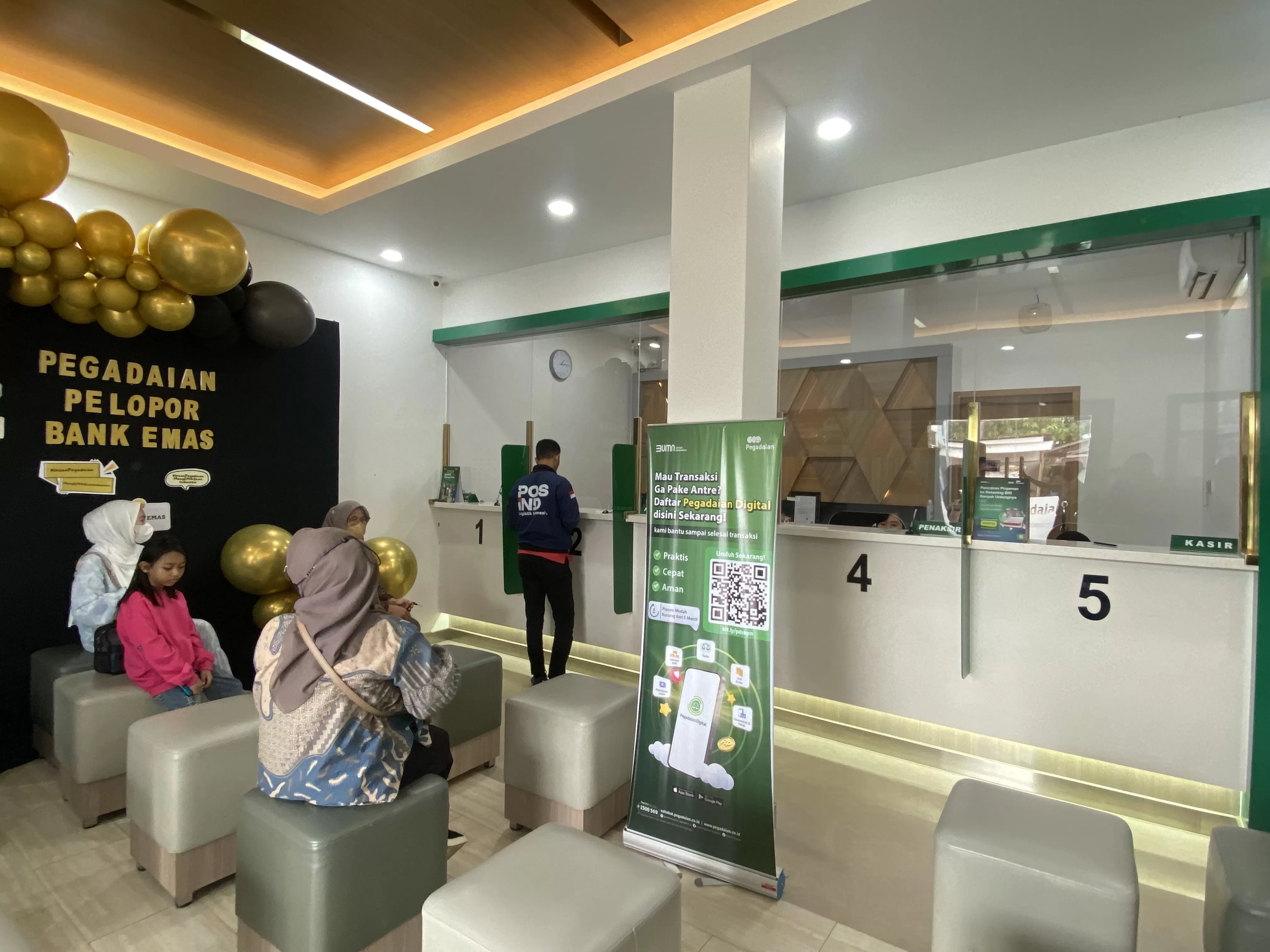 BANYAK DITEBUS: Barang yang digadai masyarakat di Pegadaian Berau sebagian besar ditebus dan hanya sedikit yang masuk lelang.  (IZZA/BERAU POST)