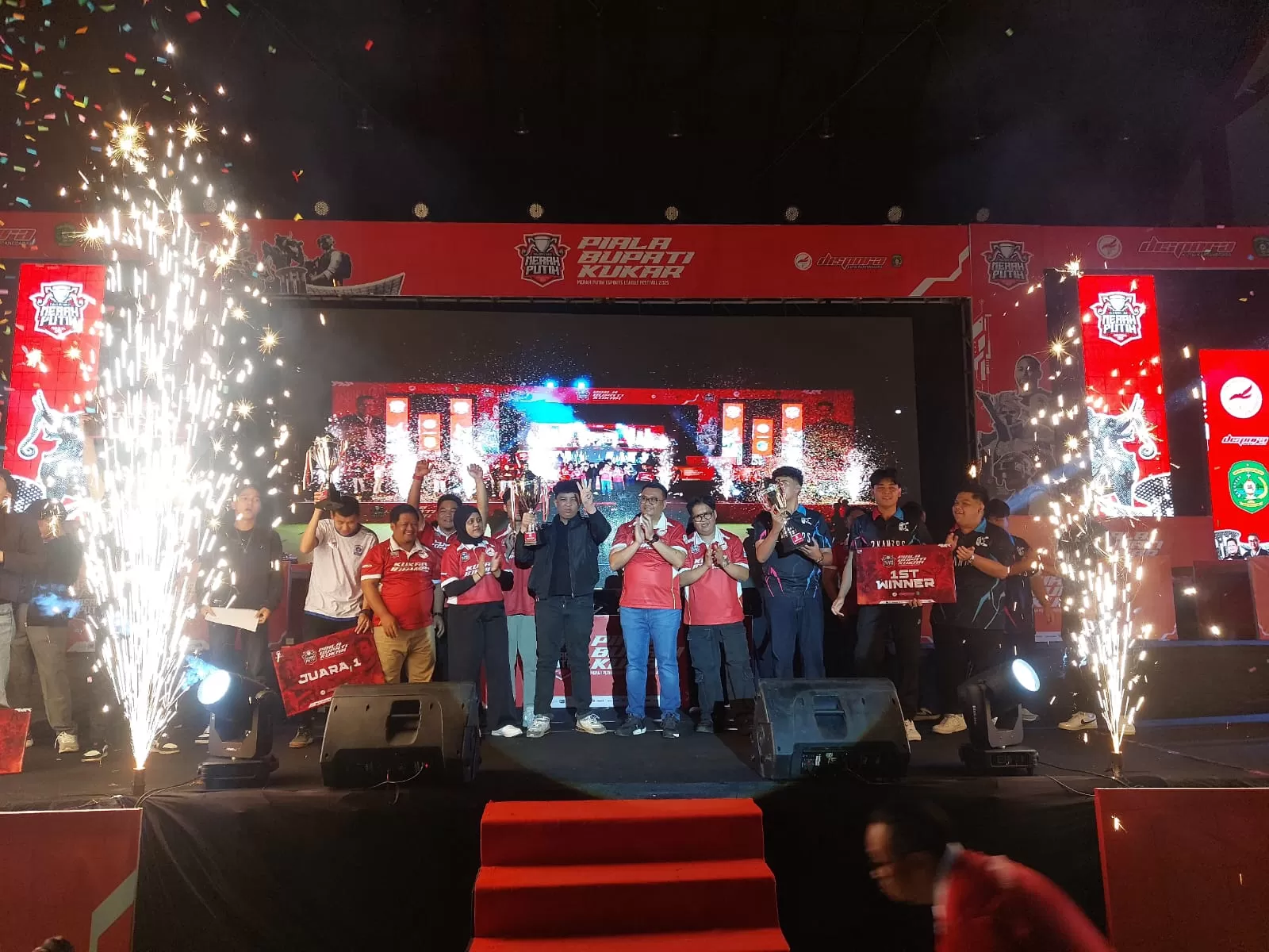 Bupati dan Wakil Bupati Kukar, Aulia Rahman Basri bersama Rendi Solihin menutup Liga Esports Piala Bupati Cup Merah Putih (Elmo/Prokal.co)  