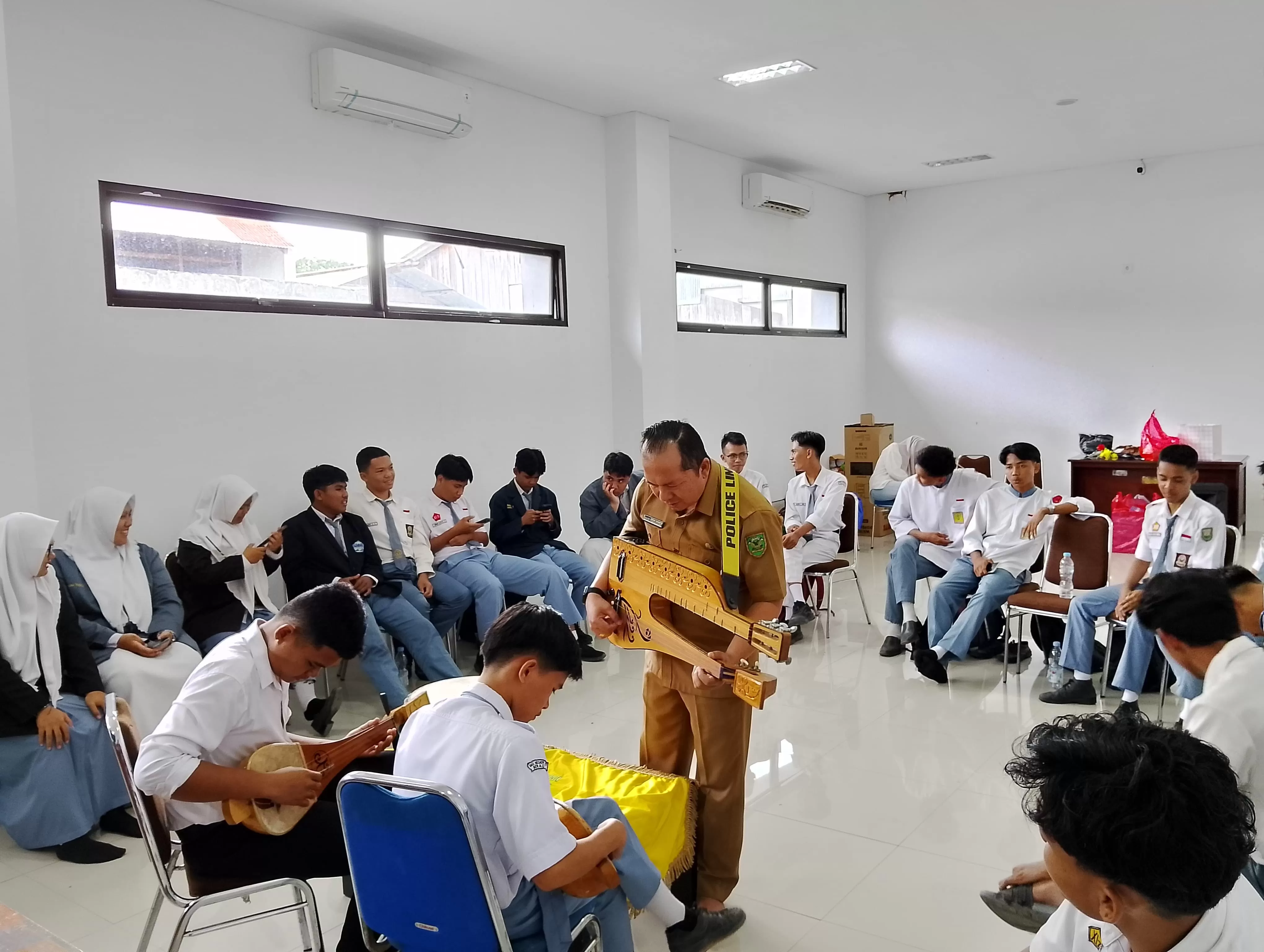 PELATIHAN: Para peserta saat mengikuti pelatihan musik gambus di Kantor Disbudpar Berau. (IZZA/BERAU POST)