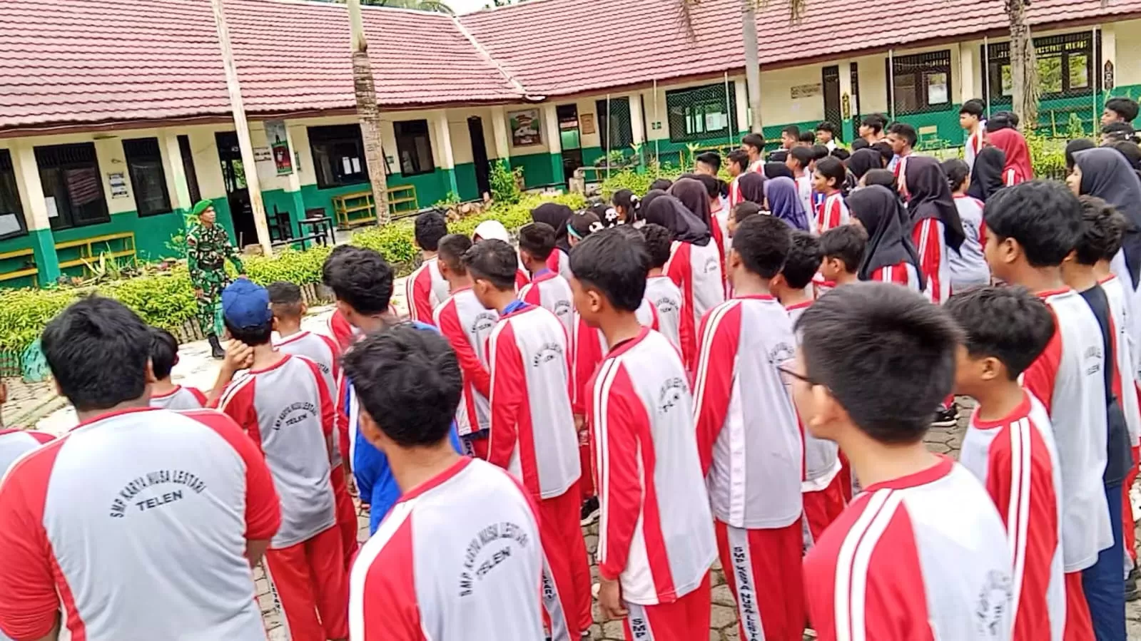 BERBAGI: Prada Yustinus Krisnando saat Sosialisasi dan Motivasi Masuk TNI di SMP Karya Nusa Lestari, Desa Marah Haloq, Kecamatan Telen, Kabupaten Kutim, Provinsi Kaltim. (ISTIMEWA)