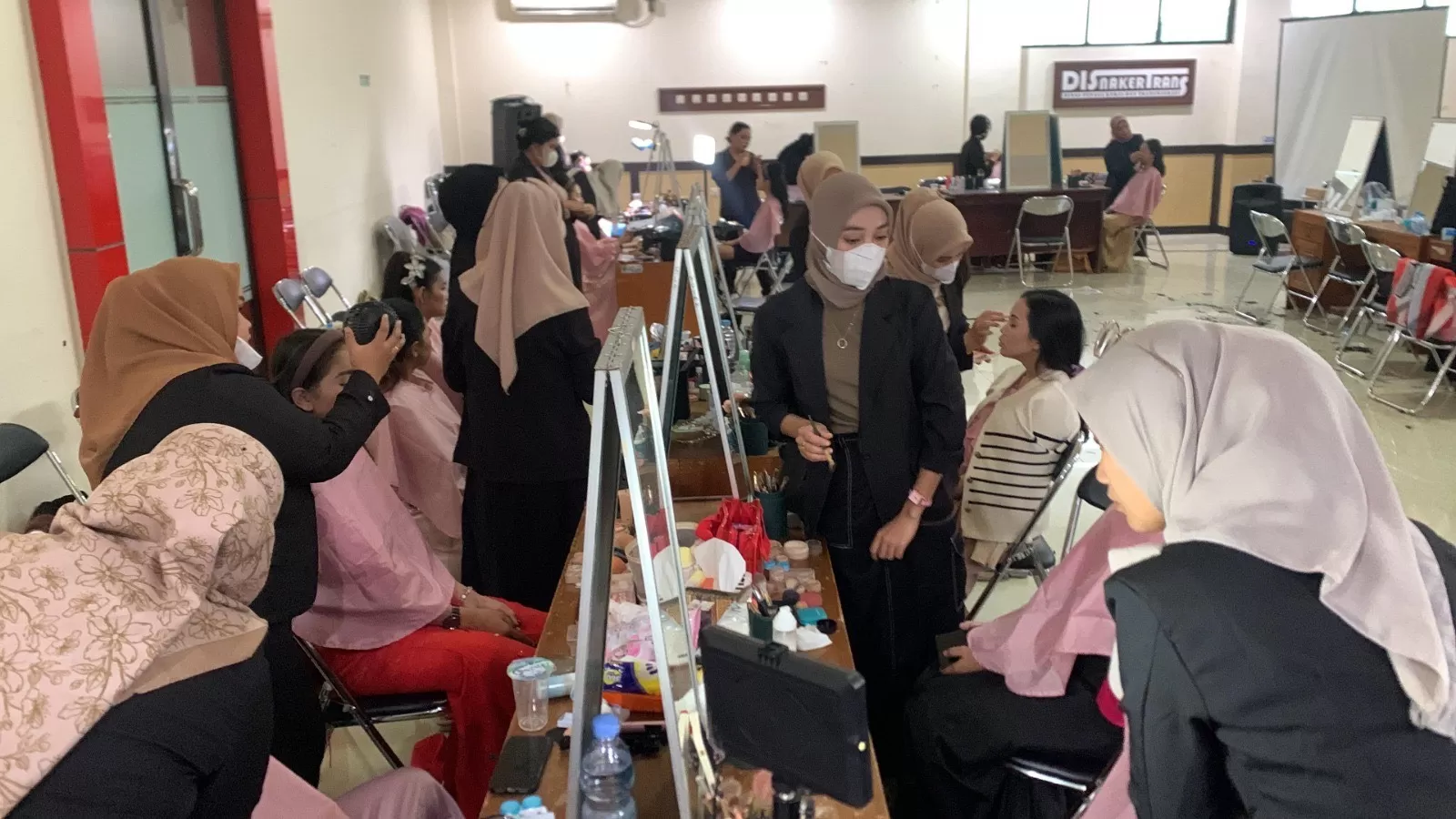 PELATIHAN: Disnakertrans Berau saat mengadakan pelatihan MUA dan barbershop, diikuti oleh puluhan peserta. (DISNAKERTRANS BERAU UNTUK BERAU POST)