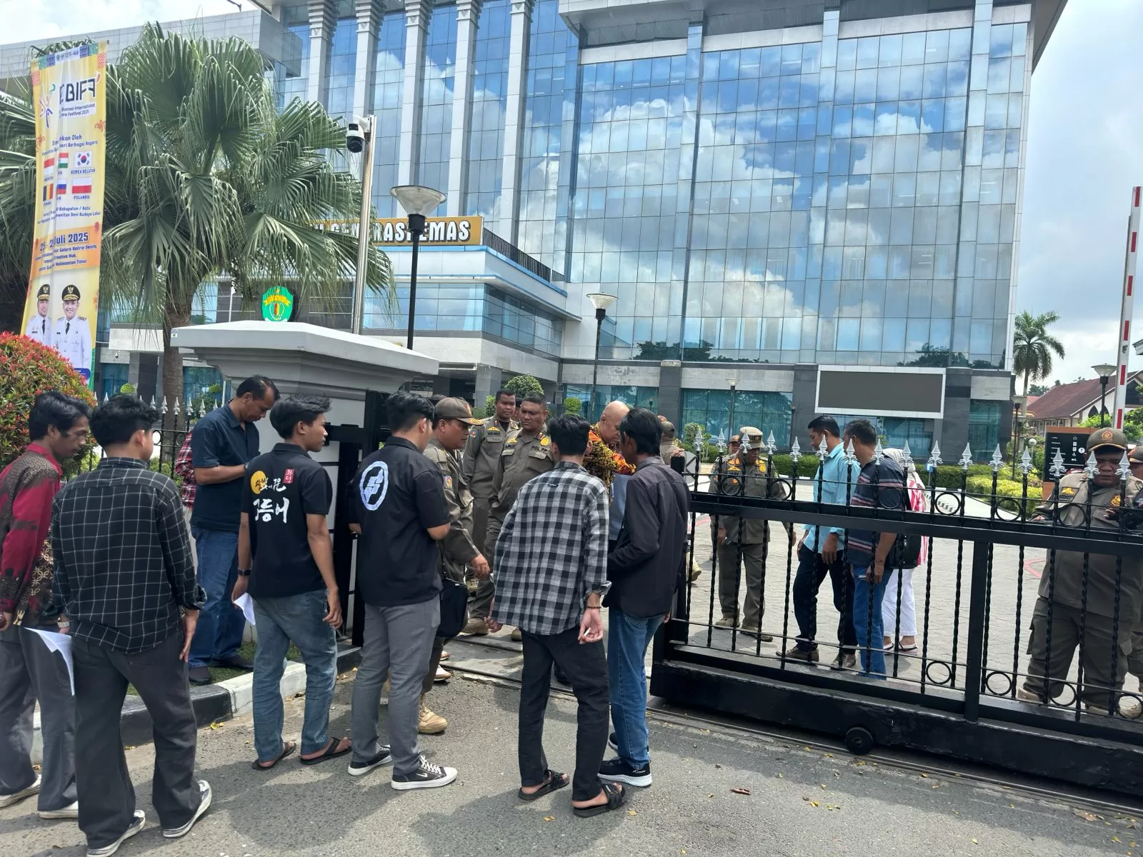 Demo mahasiswa di Kantor Gubernur Kaltim.
