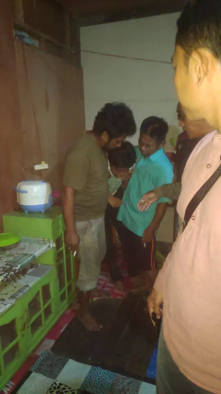   GEGER: Pelaku, bagian leher dirangkul ketika diamankan, diduga membunuh dua anaknya yang masih balita di Samarinda, Jumat, 25, Juli 2025. (ISTIMEWA)