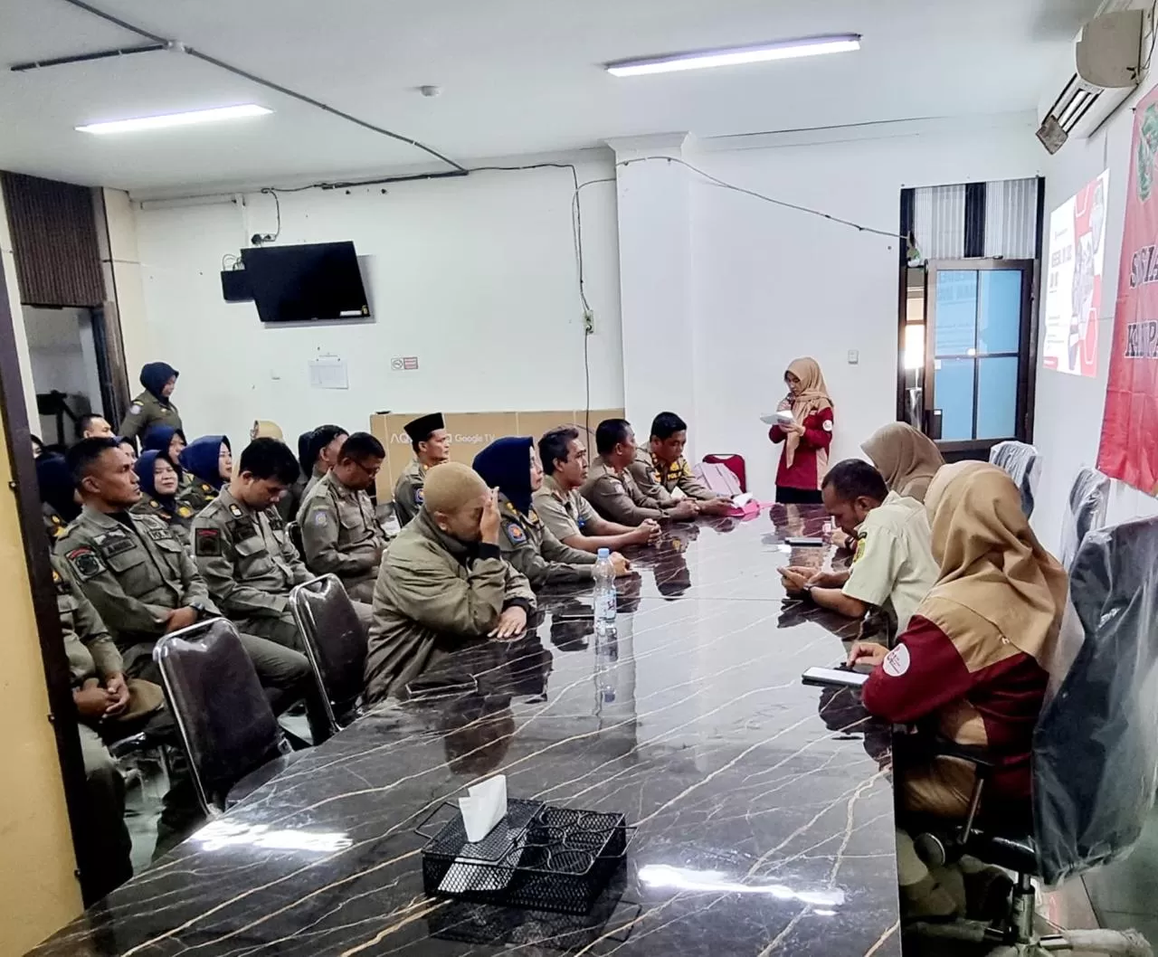 KOLABORASI: Personel Satpol PP PPU mengikuti sosialisasi HIV/AIDS yang diselenggarakan Diskes PPU. (ISTIMEWA)