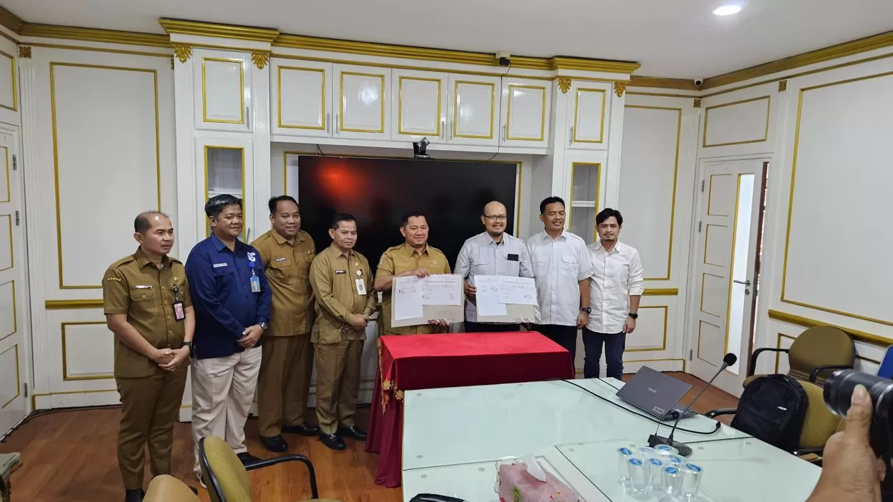 PENYERAHAN: Bupati PPU, Mudyat Noor (empat kanan) bersama BPPW Kaltim saat penyerahan fasilitas IPA berkapasitas 50 liter per detik dari Kementerian PUPR. (ISTIMEWA)