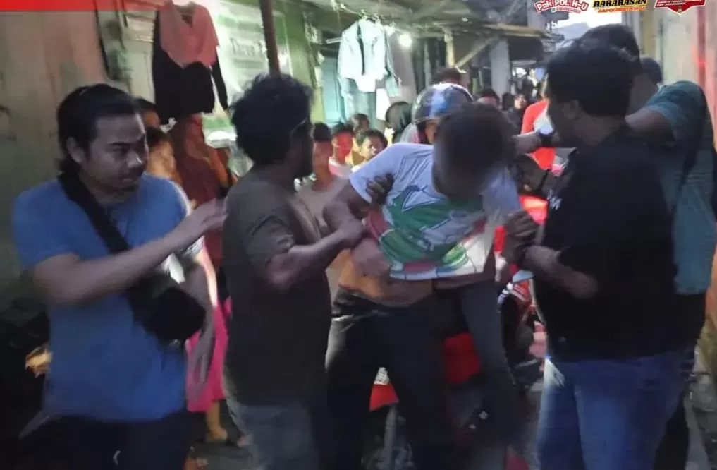 Tersangka saat diamankan.