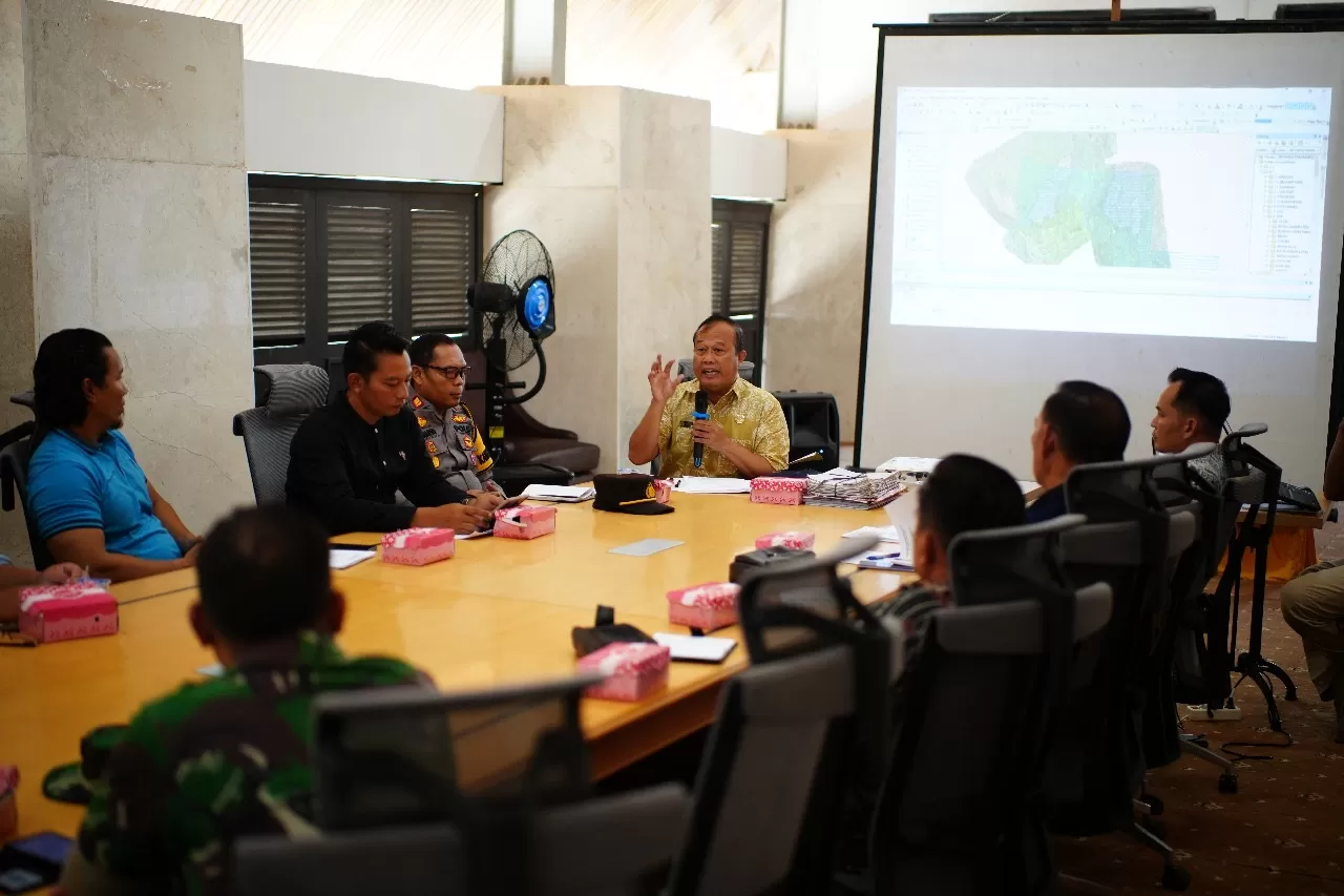 BAHAS: Agustinus Teguh Santoso (pegang mik) saat rapat di ruang rapat lantai 3, Setkab Mahulu, Jumat, 25 Juli 2025. (JODY KRISTIANTO/KALTIM POST)