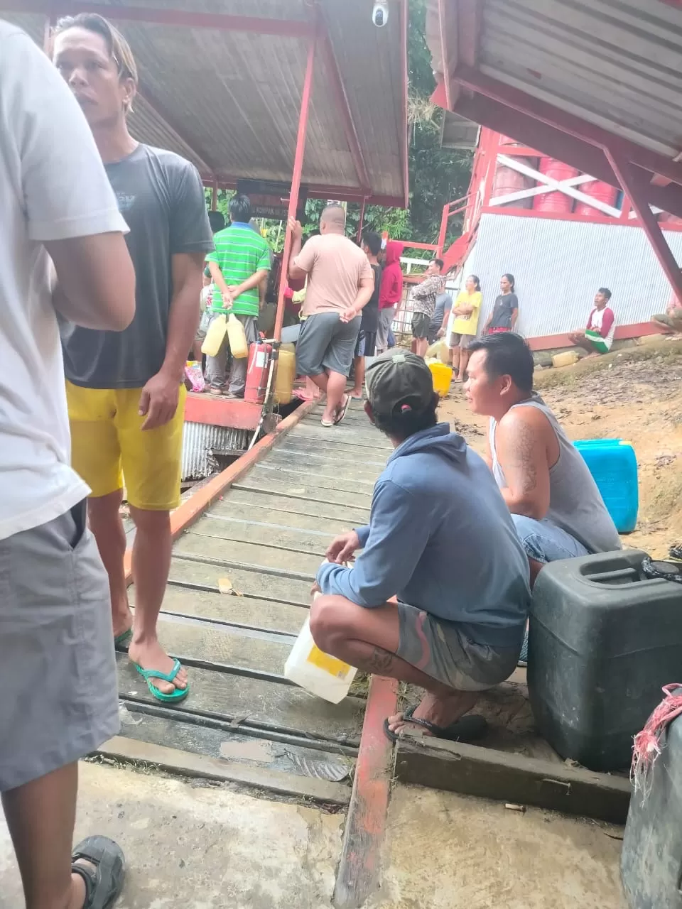 LANGKA: Ratusan warga Kecamatan Long Apari, Kabupaten Mahulu, mengantre BBM yang semakin langka akibat susahnya akses Sungai Mahakam karena kemarau. (ISTIMEWA)