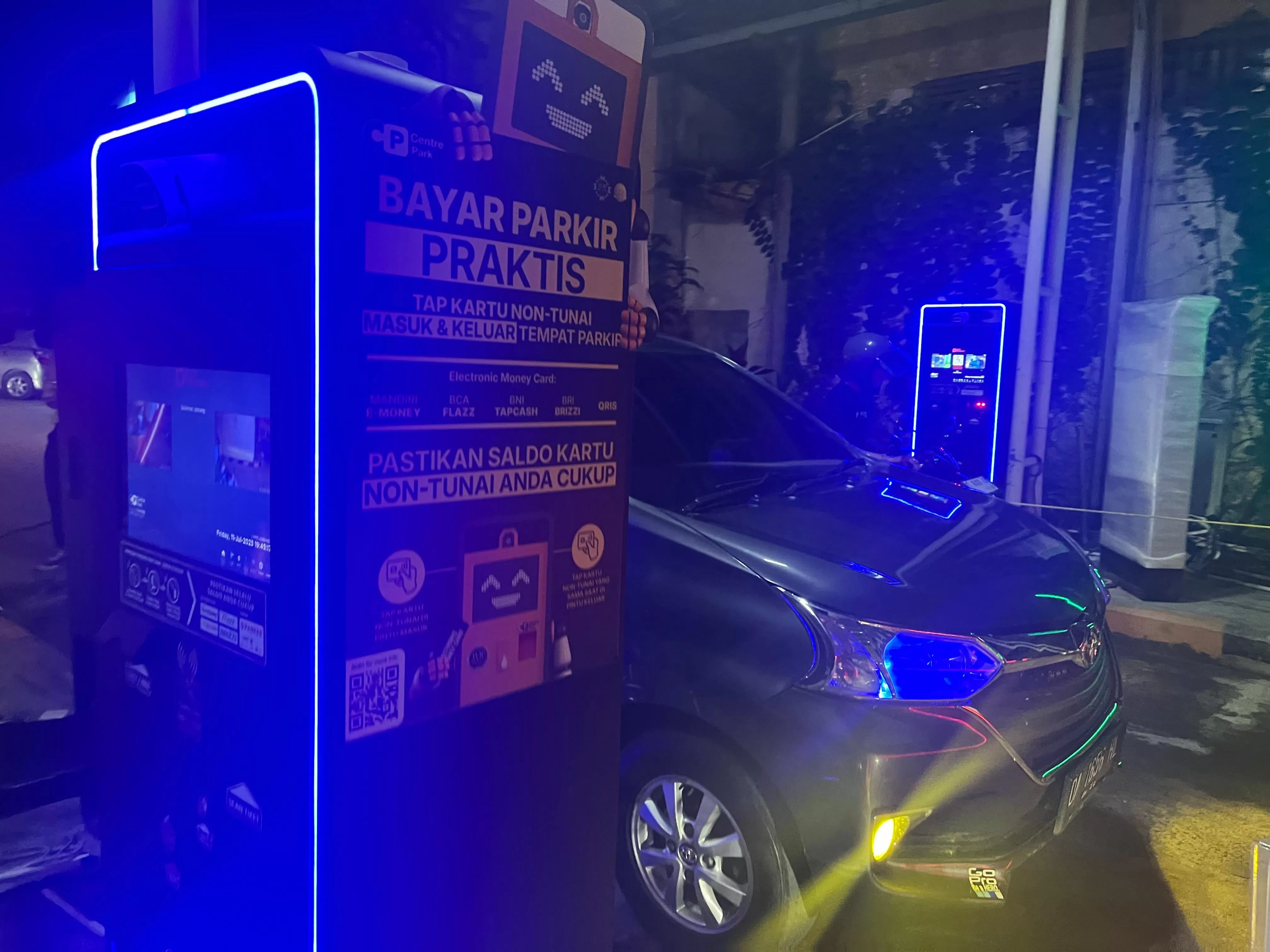 FULL CASHLESS : Manajemen Plaza Balikpapan menerapkan pembayaran nontunai untuk transaksi parkir.  (ANGGI PRADITHA/KALTIM POST)