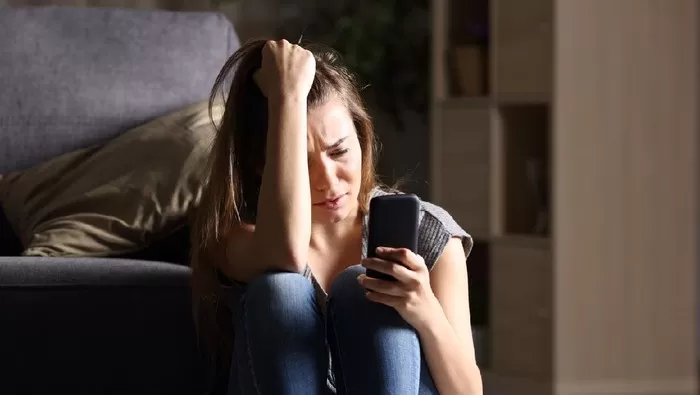 Ilustrasi. Seseorang butuh digital detox. (Foto: Getty Images/iStockphoto/AntonioGuillem)