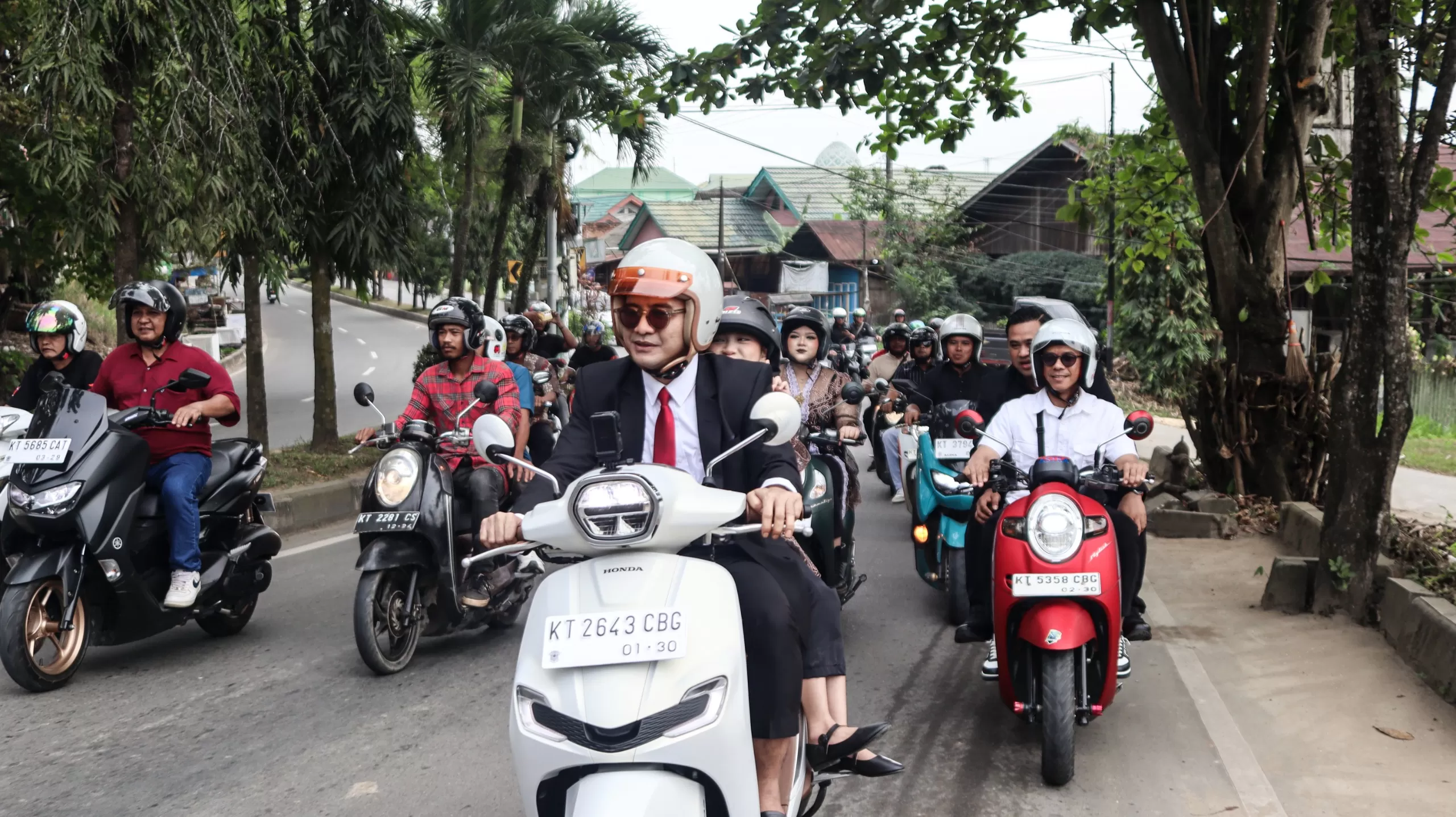 Akhmad Akbar Haka Saputra berangkat membonceng sang bungsu, Binar ke pelantikan PAW-nya sebagai Anggota DPRD Kukar Dapil Tenggarong (Ist/@mahakami.official)  
