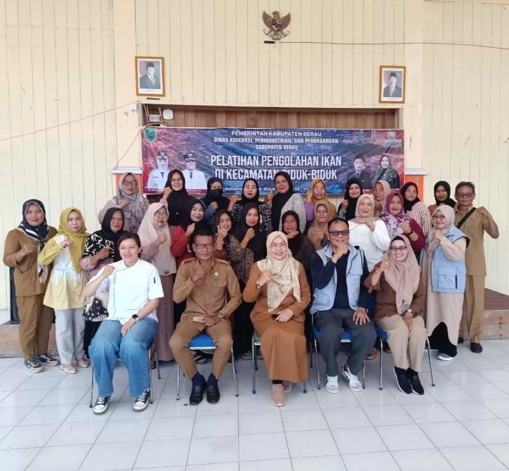 PELATIHAN: Pengolahan ikan dipilih menjadi pelatihan yang difokuskan di Kecamatan Bidukbiduk, Kabupaten Berau, yang memiliki hasil laut melimpah.  (DISKOPERINDAG UNTUK BERAU POST)