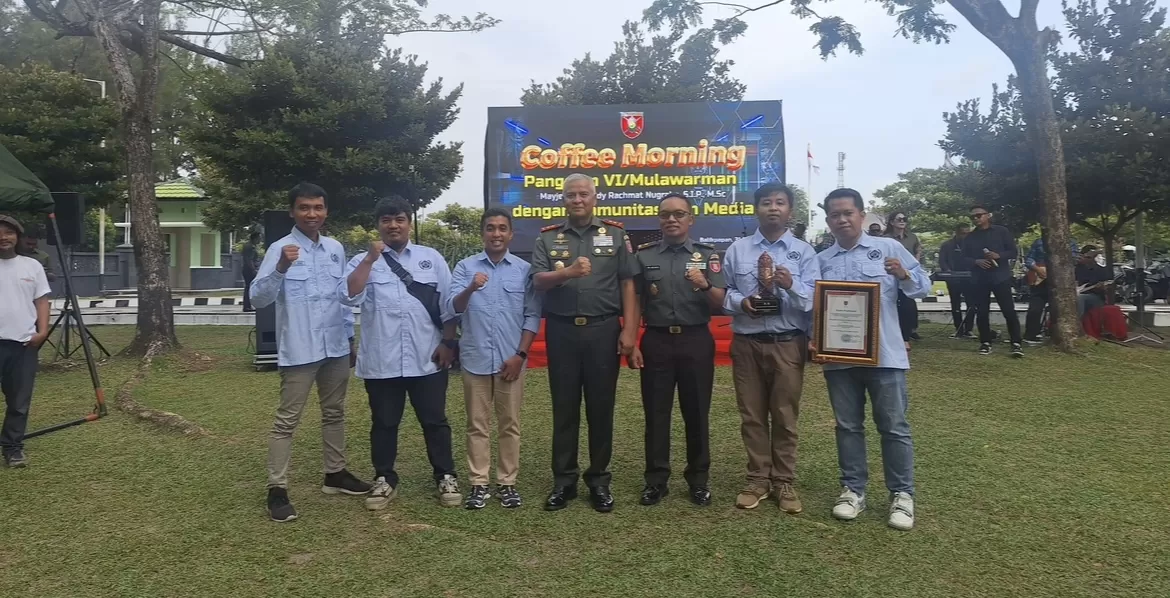  KOLABORASI: Pangdam VI/Mulawarman Mayjen TNI Rudy Rachmat Nugraha (tengah) bersama jajaran PWI Balikpapan saat coffee di Balikpapan, Kamis, 31 Juli 2025. (ISTIMEWA)