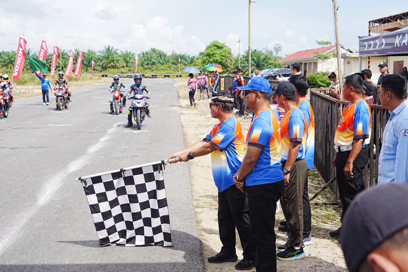 Gubernur Kaltara, Dr. H. Zainal A. Paliwang, S.H., M.Hum melepas resmi perlombaan &ldquo;Kejurnas Motoprix Region C Putaran 3 Tahun 2025, Gubernur Kaltara Cup&rdquo; di Sirkuit Bumi Rahayu, Tanjung Selor.