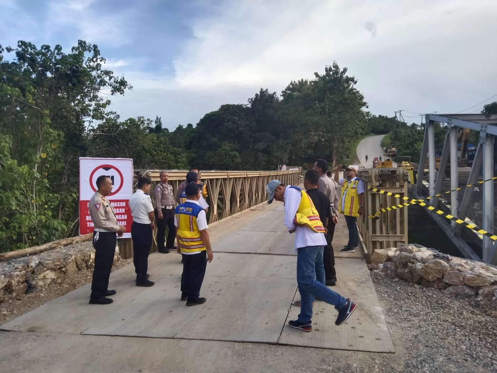 MENUNGGU: Jembatan Sungai Busui di Kabupaten Paser yang ambruk awal 2025 ini baru akan kembali dibangun pada 2026.  (ISTIMEWA)