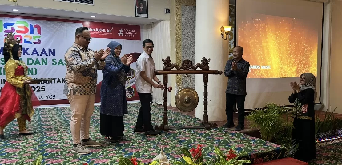 DIBUKA: Jasniansyah memukul gong pembukaan FLS3N tingkat provinsi di Hotel Grand Tiga Mustika, Balikpapan, Rabu (6/8/2025). (FAROQ ZAMZAMI/PROKAL.CO)