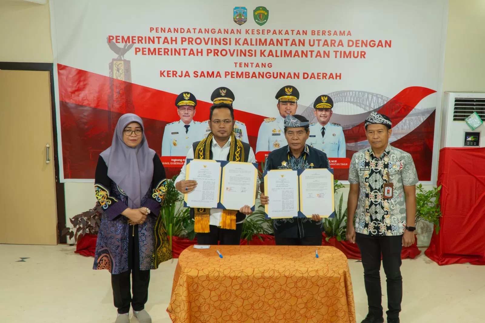 KERJASAMA : Gubernur Kaltara Dr. H. Zainal A. Paliwang, S.H., M.Hum bersama Gubernur Kaltim, H. Rudy Mas&rsquo;ud. S.E., M.E., menandatangani Kesepakatan Bersama Pembangunan Daerah.