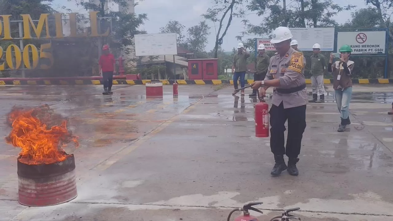   ANTISIPASI: Manajemen PT GSDI-PT GSYM bersama Polsek Pangkalan Banteng, Kabupaten Kotawaringin Barat, Provinsi Kalteng, menggelar validasi dan apel kesiapsiagaan TKTD, Rabu, 6 Agustus 2025. (ISTIMEWA)