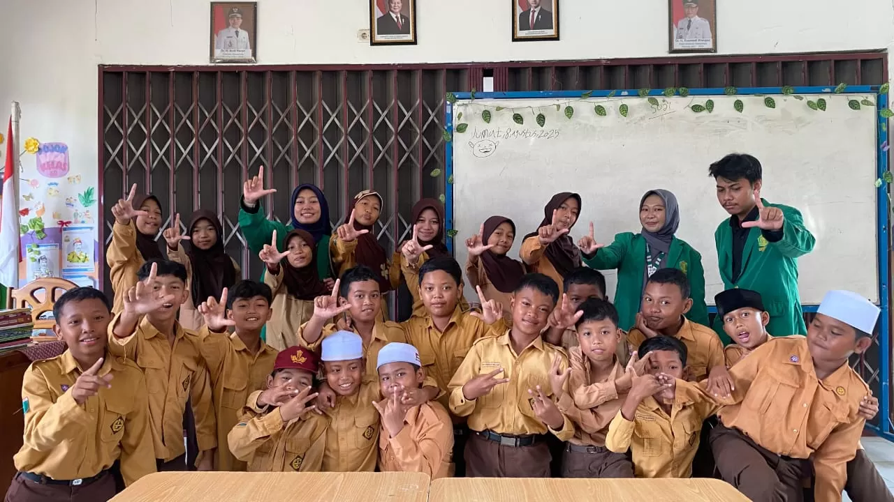 Mahasiswa KKN UINSI Samarinda berkolaborasi bersama pihak SDN 004 dan pihak Perpustakaan menggaungkan Peningkatan Literasi dan Kebiasaan Beribadah pada anak-anak di wilayah kelurahan Bukuan.  