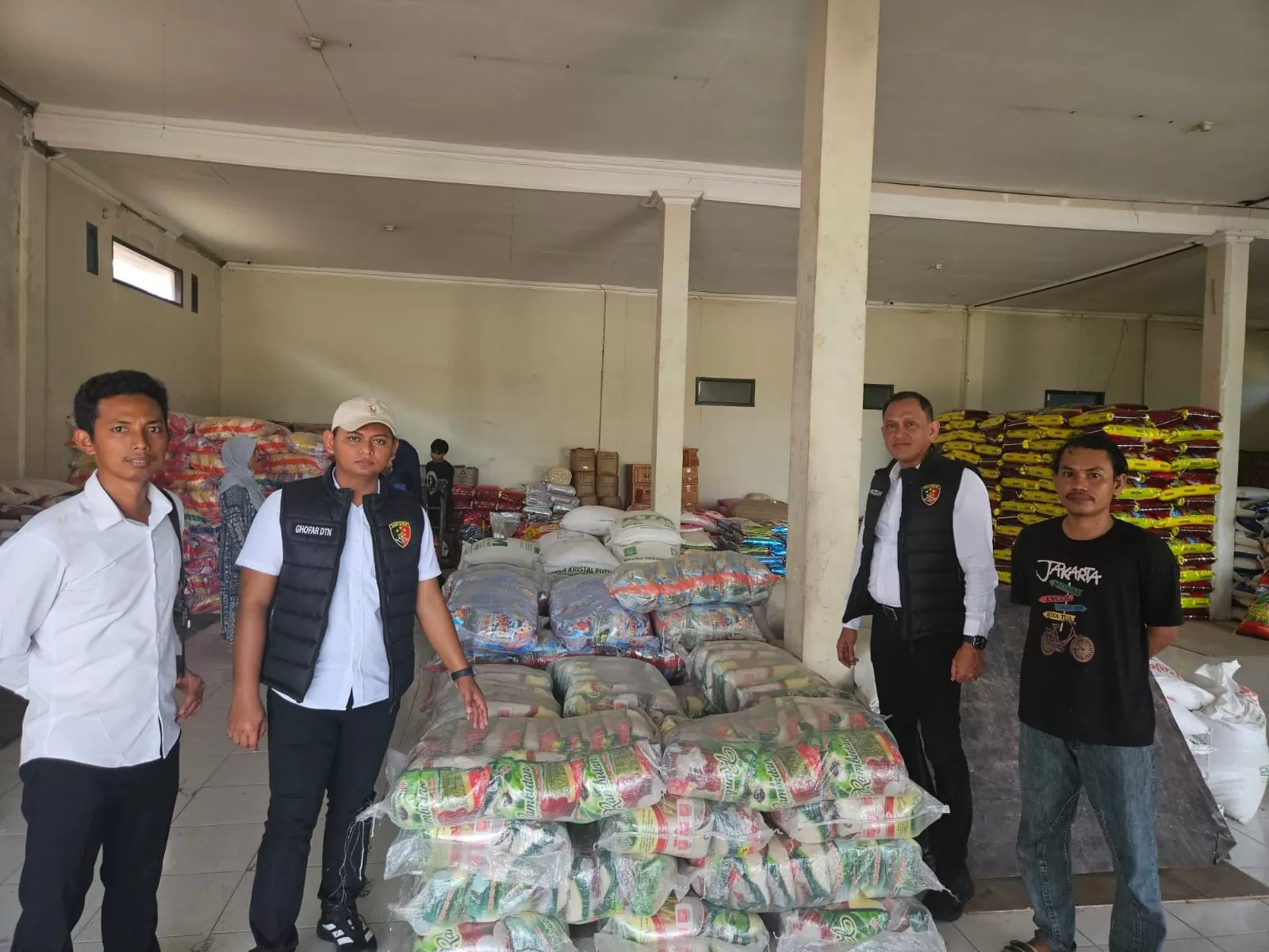 DIKEMBALIKAN: Personel Satreskrim, Polres PPU, saat melakukan pengecekan pada distributor beras di daerah ini.  (ISTIMEWA)
