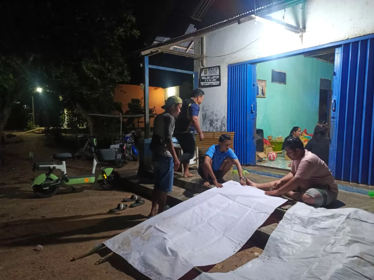 Gotong royong antara mahasiswa Kuliah Kerja Nyata (KKN) Universitas Islam Negeri Sultan Aji Muhammad Idris (UINSI) Samarinda dan warga setempat. 