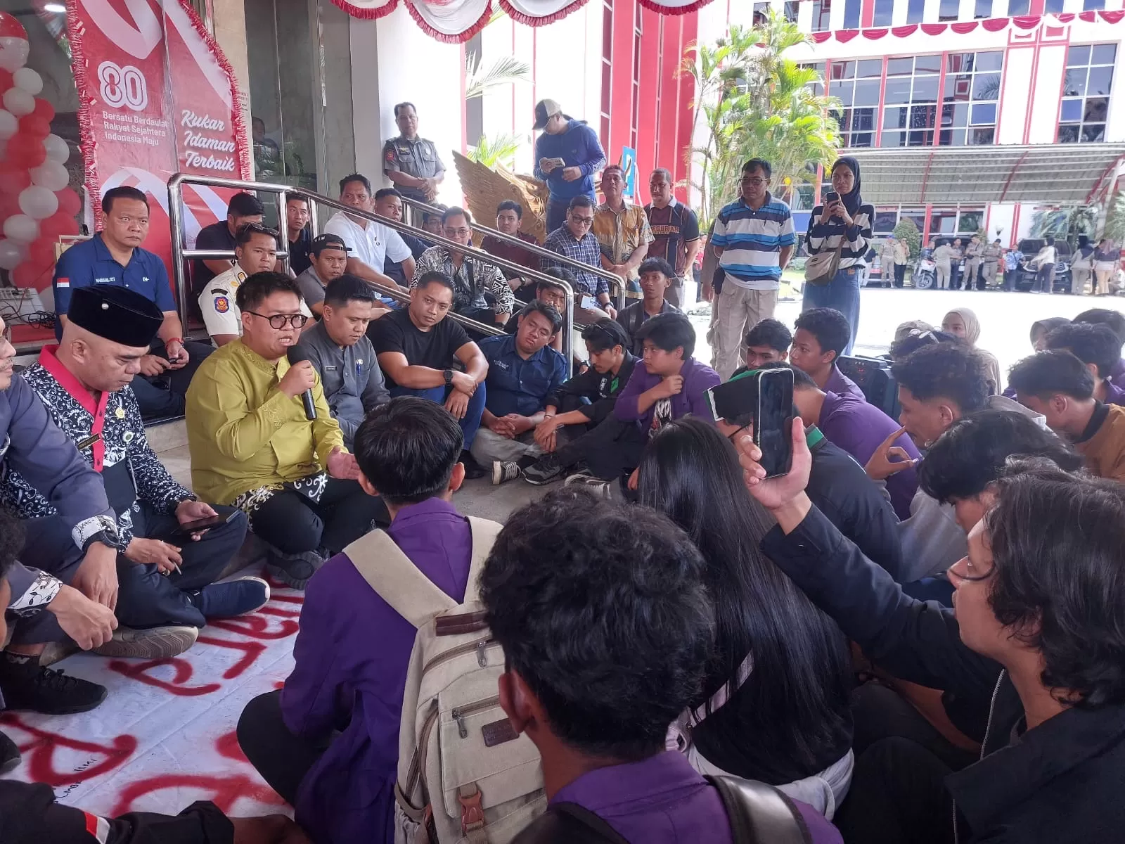 DISKUSI: Wakil Bupati Kukar Rendi Solihin duduk bersama para mahasiswa yang menuntut keadilan terhadap penurunan nominal beasiswa, Kamis, 14 Agustus 2025. (ELMO SATRIA NS/PROKAL.CO)