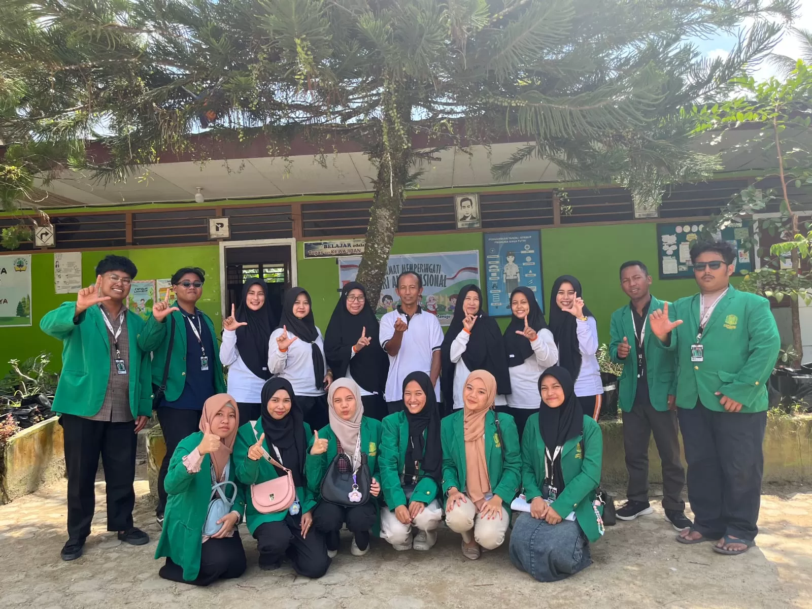 Mahasiswa KKN UINSI Samarinda usai mengajar.