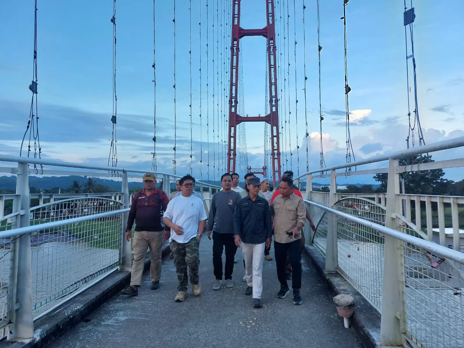 Wakil Bupati Kukar Rendi Solihin mengunjungi Pulau Kumala bersama jajaran (Elmo/Prokal.co)