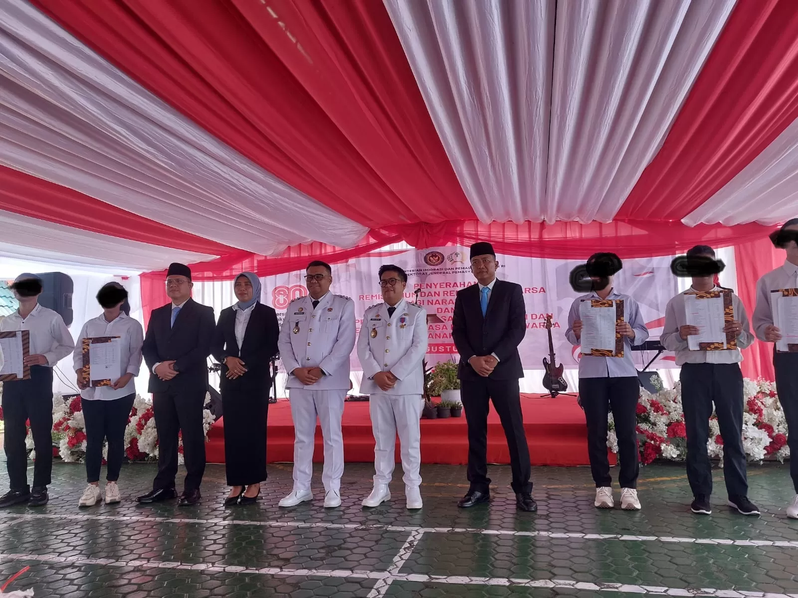 Penyerahan remisi HUT ke-80 RI di Lapas Tenggarong yang diberikan langsung oleh Bupati dan Wakil Bupati Kukar, Aulia Rahman Basri bersama Rendi Solihin (Elmo/Prokal.co)  