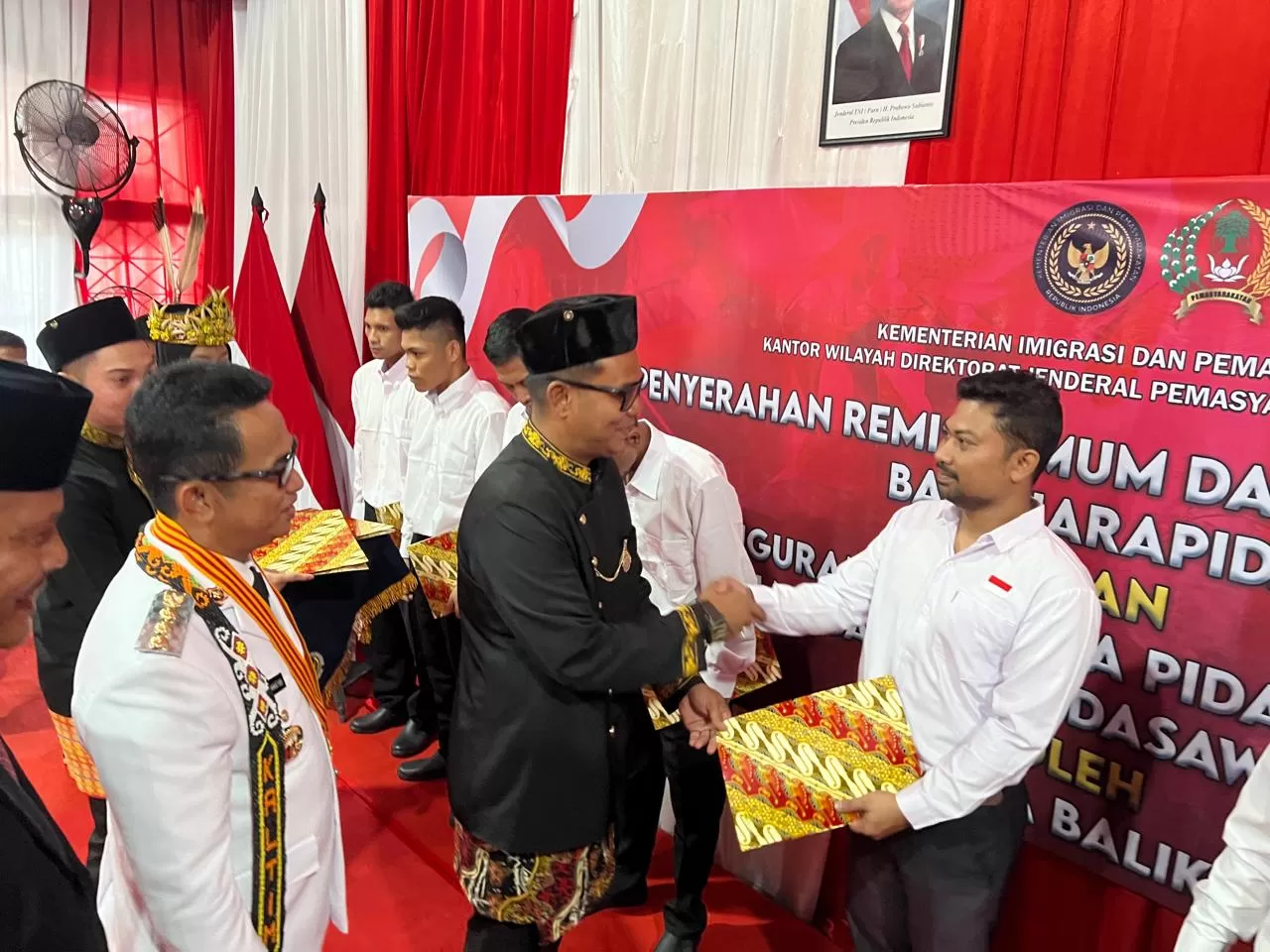 Kepala Rutan Balikpapan, Agus Salim menyerahkan remisi kepada salah satu warga binaan didampingi Wali Kota Balikpapan Rahmad Mas'ud.