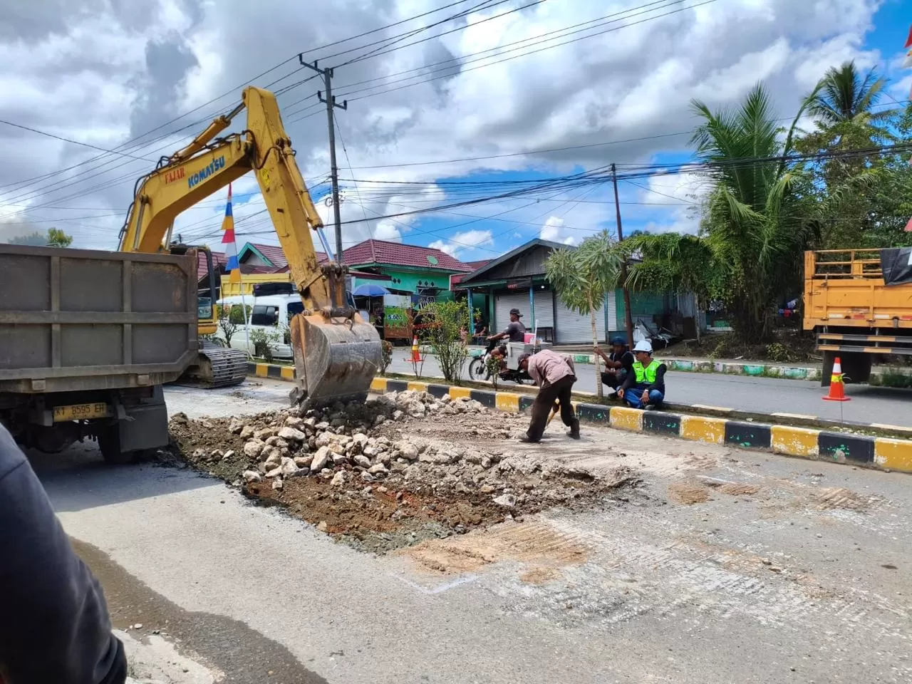 PERBAIKAN: Ruas jalan di Kecamatan Batu Sopang, Kabupaten Paser, dalam proses perbaikan oleh pemerintah pusat melalui BBPJN. (ISTIMEWA)