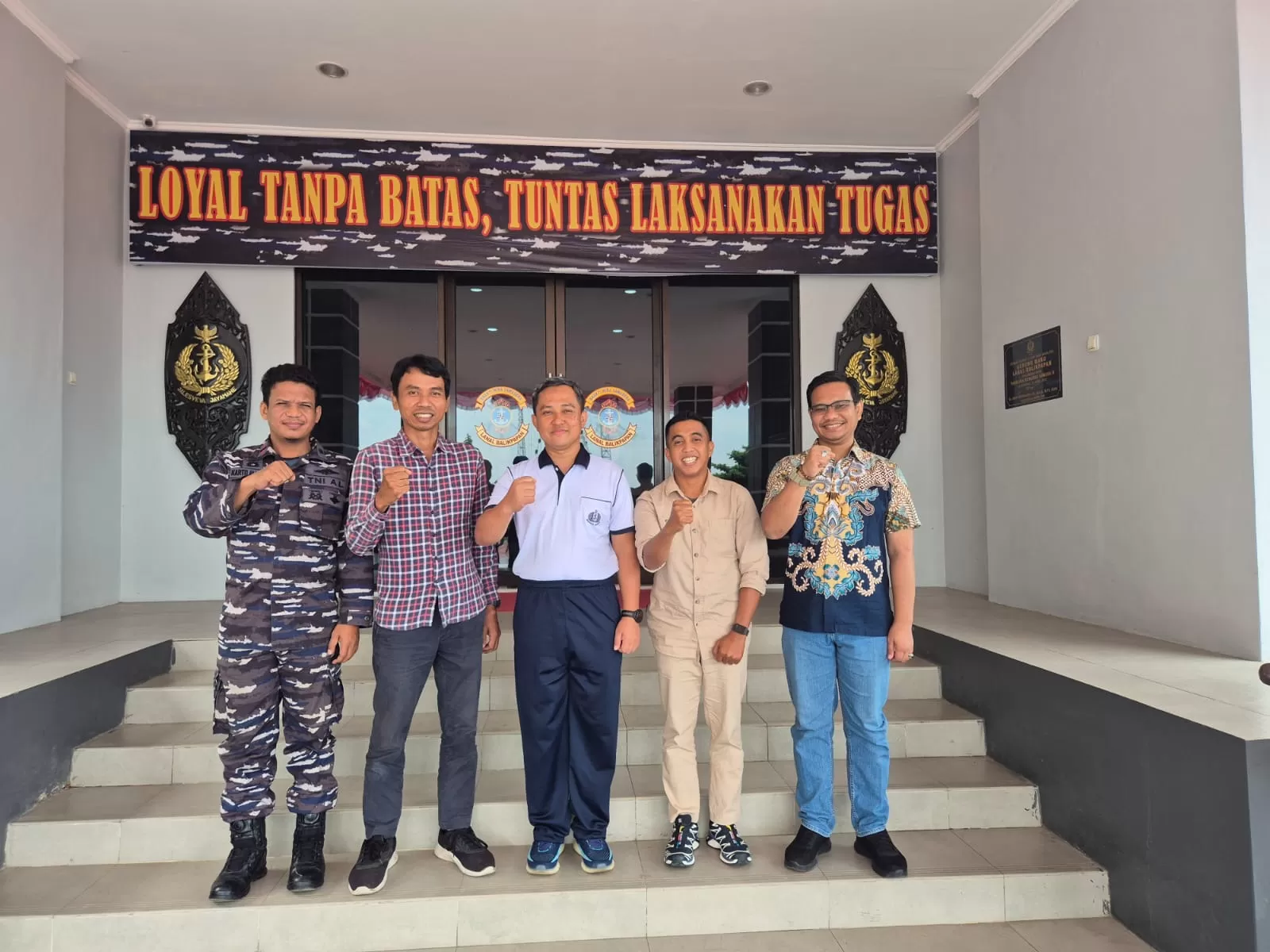  BERSINERGI: Danlanal Balikpapan, Letkol Laut (P) Topan Agung Yuwono (tengah) bersama pengurus PWI Balikpapan, Jumat, 22 Agustus 2025.  (ISTIMEWA)