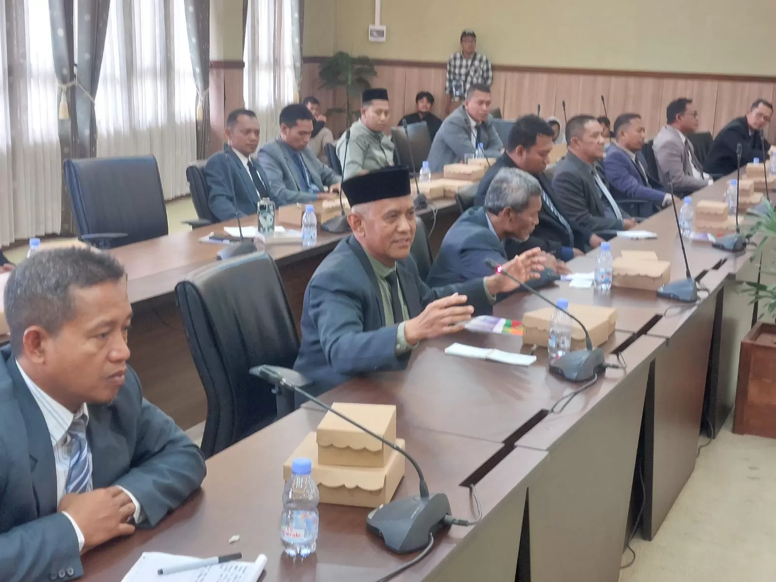 Pimpinan Ponpes Ib Tenggarong Seberang saat menghadiri RDP Komisi IV DPRD Kukar (Elmo/Prokal.co)  